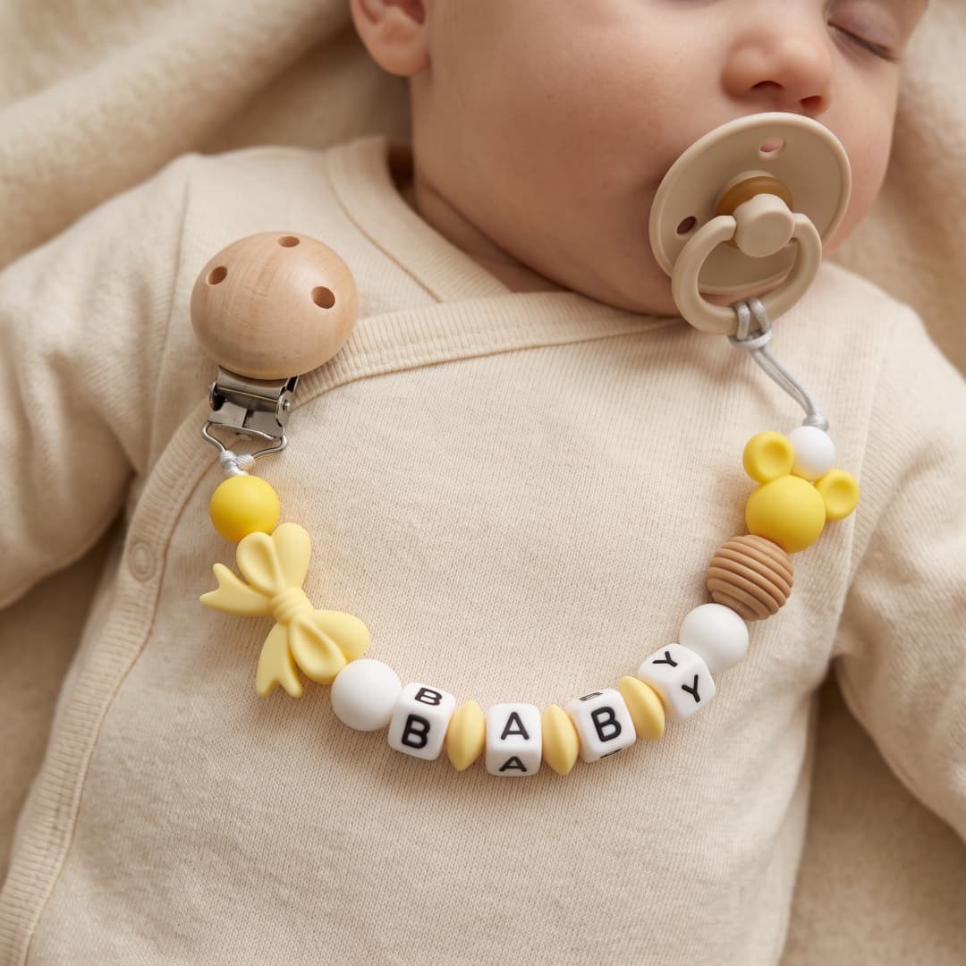 Baby Food Yellow - シリコン製ベビー歯固めホルダー、カスタム名入り、黄色いリボン付き木製おしゃぶりクリップ、BPAフリー、食品グレード、おしゃぶりチェーン、出産祝いギフト